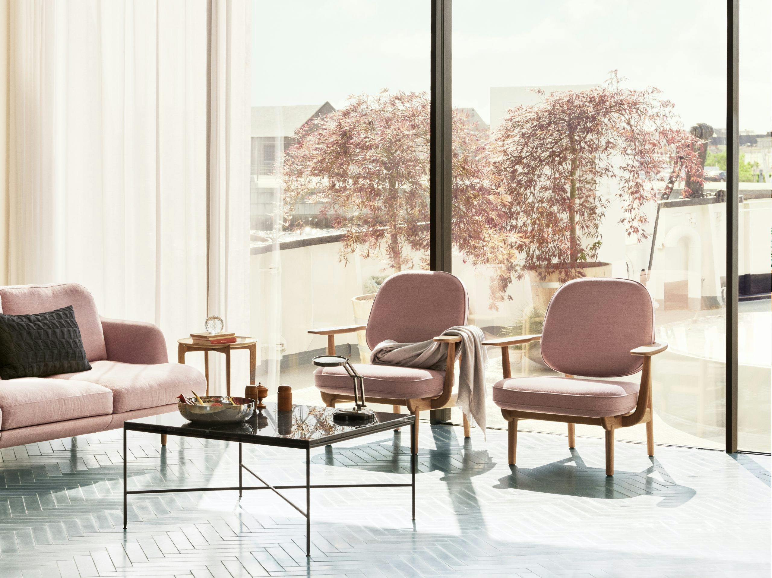 11864 fred clear lacquered oak Jn rosa møbler i innredningen
